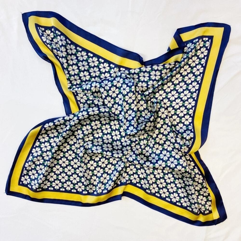 Four Petal Clover Scarf Yellow Border